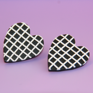 Pendientes Corazón Botón Relieve Blanco y Negro